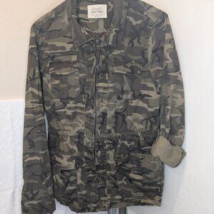 Women’s Camouflage Utility Jacket Size Large Military Style